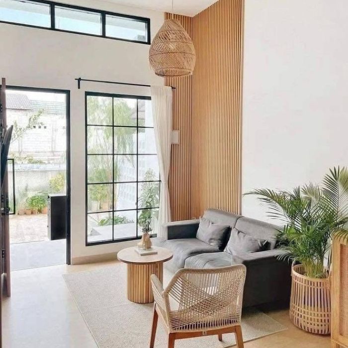 desain ruang tamu minimalis dengan interior kayu dan cat putih cerah
