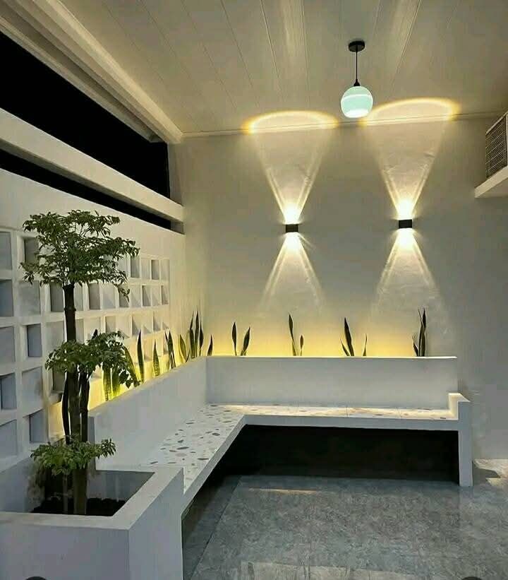 teras tempat duduk dengan penambahan lampu dinding yang menambah nilai estetik ruangan