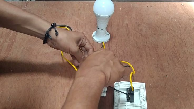 proses instalasi saklar lampu rumah