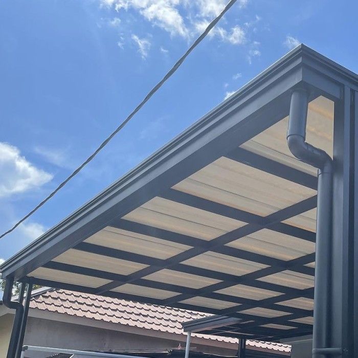 kanopi sederhana rumah minimalis dengan background langit cerah di siang hari