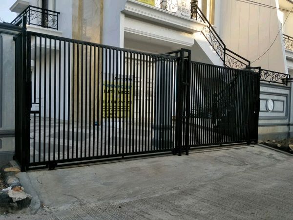 pagar besi rumah berwarna hitam